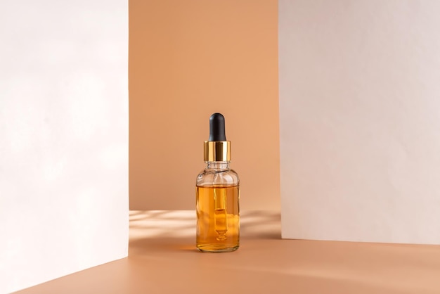 Trendiger Hintergrund mit Naturkosmetik-Hautpflegeflasche Produktpräsentation Schönheits- und Körperpflegeproduktkonzept Flasche mit Gesichtsöl oder Schönheitsserum mit Vitamin C oder Retinol