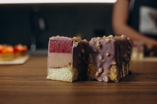 Trendiger Mousse-Kuchen mit Spiegelglasur auf dunklem Hintergrund