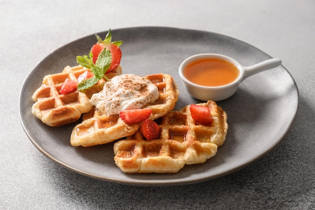 Trendiges Frühstück mit Croffels und Morgenkaffee-Erdbeeren Croissant als Waffel