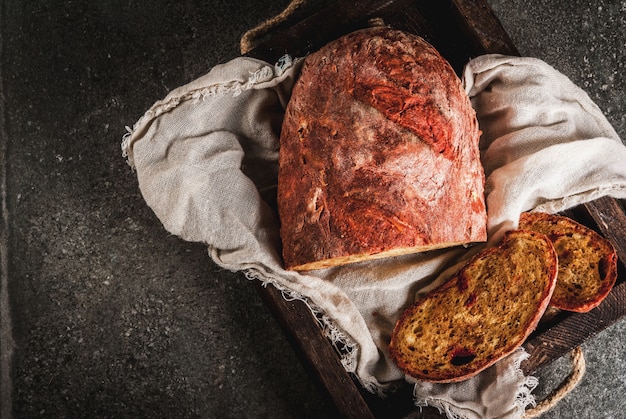 Trendiges gesundes Essen, Superfood. Hausgemachtes Rübenbrot mit Bio-Rote-Bete-Wurzeln aus Holz