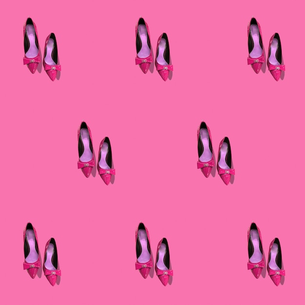 Trendmuster rosa Schuhe auf einem rosa Hintergrundfoto