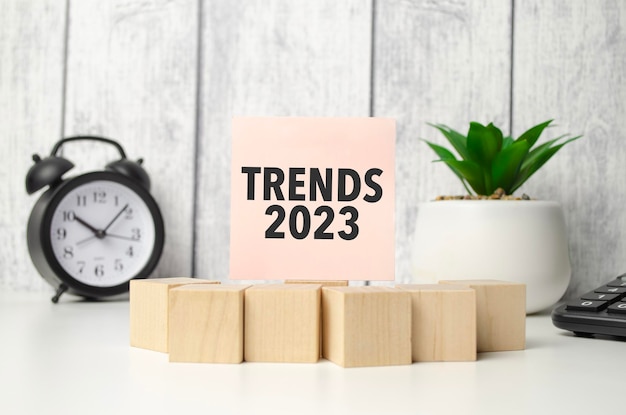 Trends 2023 Wörter mit Uhr mit Holzblöcken