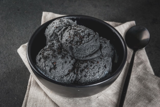 Trendy Essen. Schwarzes Eis mit schwarzem Sesam, in einer schwarzen Schüssel