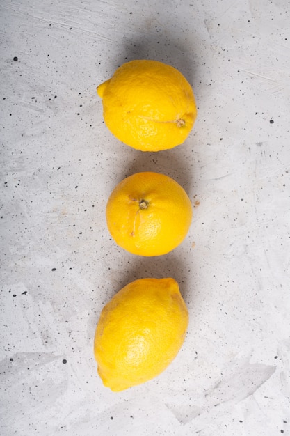 Foto trendy hässliche bio-früchte zitronen auf dem tisch