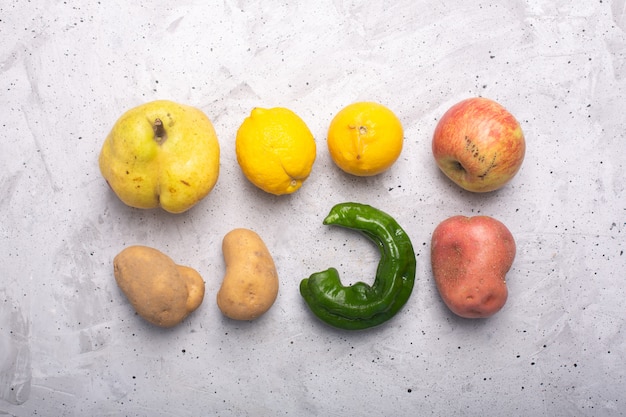 Trendy hässliches Bio-Obst und Gemüse auf dem Tisch