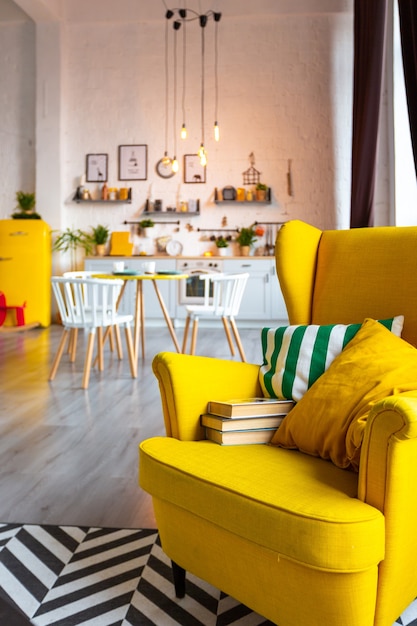 Trendy Mode Luxus Innenarchitektur im skandinavischen Stil des Studio-Apartments mit leuchtend gelben Möbeln und mit Lichtern dekoriert