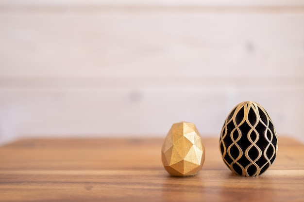 Trendy Ostern Low-Poly-Dekor goldene und schwarze Eier