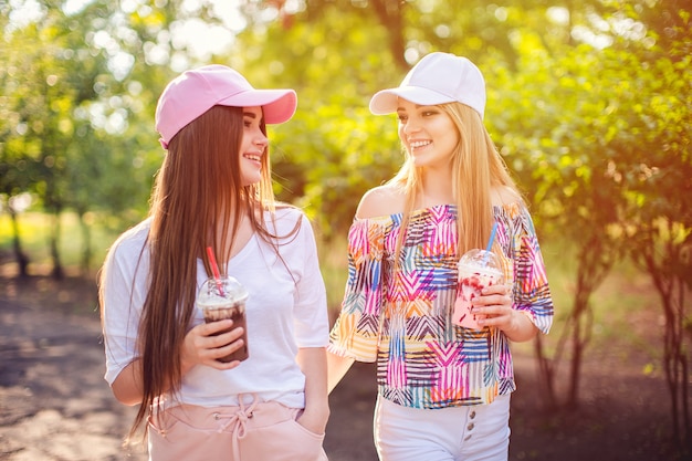 Trendy zwei Frauen mit Getränken