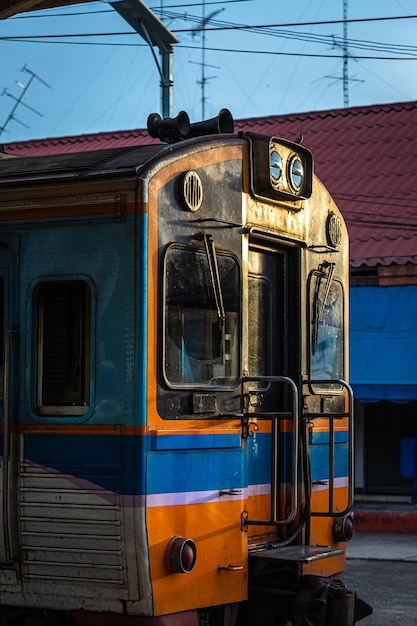 Trenes diésel con transporte público tradicional al estilo tailandés para el tren de desplazamiento se acerca a la ciudad de la estación de tren de Phitsanulok en Tailandia