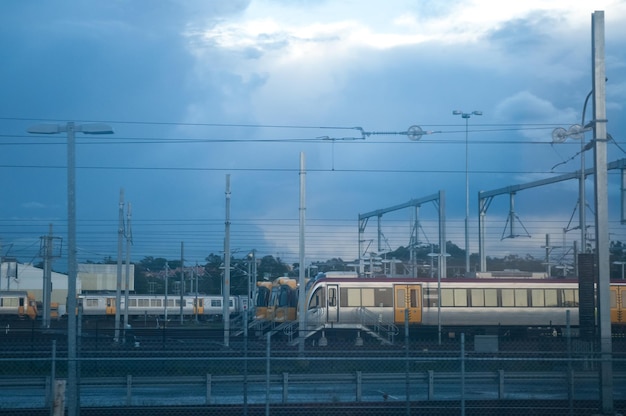 Trenes en la estación de servicio por la tarde