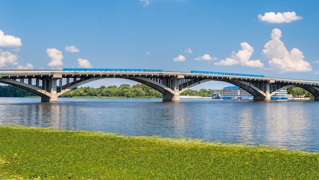 Trenes en el puente del metro que cruza el Dnieper en Kiev