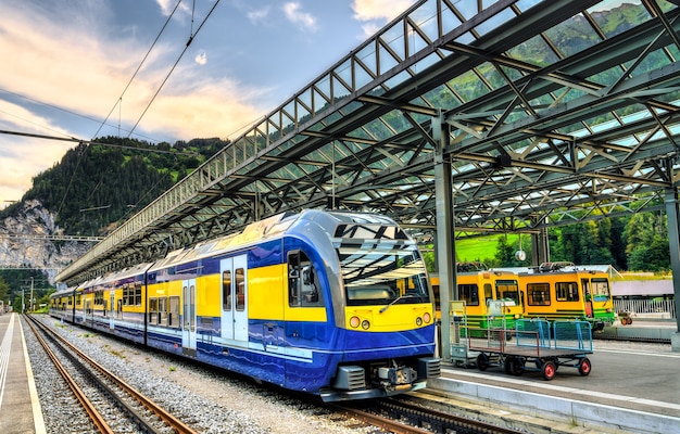 Trenes rackandpinion de pasajeros en la estación de tren de Lauterbrunnen en Suiza