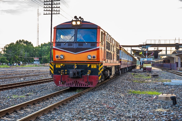 Los trenes de tailandia se están trasladando a la estación por un motor diesel. tecnología retro