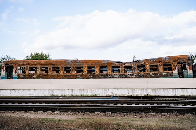 Trenes y vagones explotados en la estación de tren de la ciudad de Trostyanets Sumy región Edificios civiles Invasión militar rusa de Ucrania