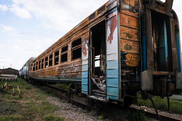 Trenes y vagones explotados en la estación de tren de la ciudad de Trostyanets Sumy región Edificios civiles Invasión militar rusa de Ucrania