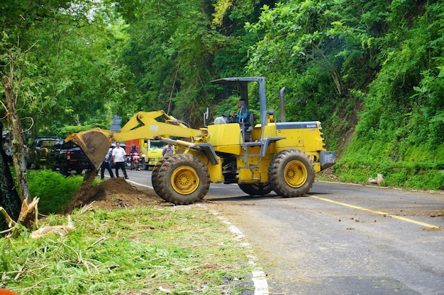 Trenggalek Indonesien 27. Februar 2023 Ein Mann bedient einen Bulldozer, um Erdrutschmaterial zu entfernen