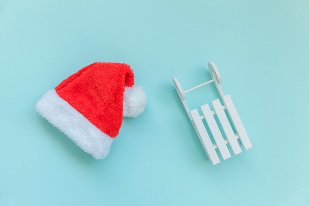 Trenó de chapéu de Papai Noel de Natal isolado em fundo azul pastel