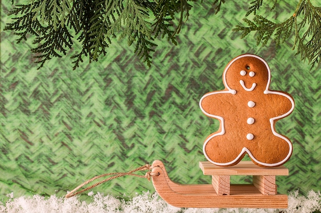 Foto trenó de madeira com o homem de gengibre. conceito natal