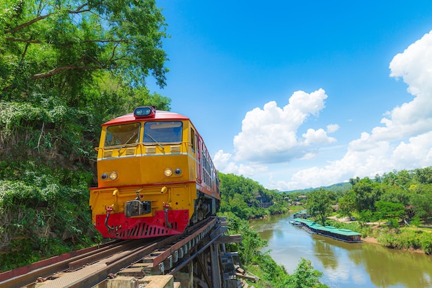trens circulando na ferrovia da morte cruzando o rio Kwai em Kanchanaburi na Tailândia