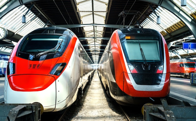 Trens de passageiros modernos na estação principal de Zurique, na Suíça