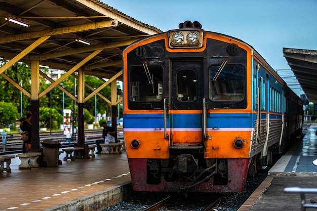 Trens de trem a diesel com transporte público tradicional estilo tailandês para o trem se aproxima da cidade da Estação Ferroviária de Phitsanulok na Tailândia