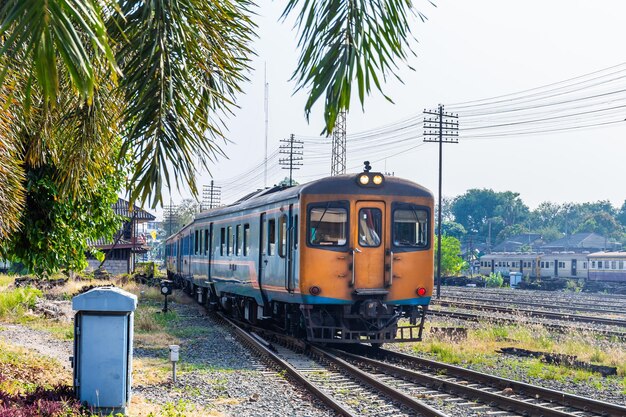 Trens diesel clássicos transportam passageiros e turistas na Tailândia