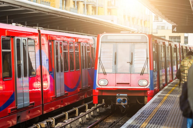 Trens urbanos sem motorista na estação em londres