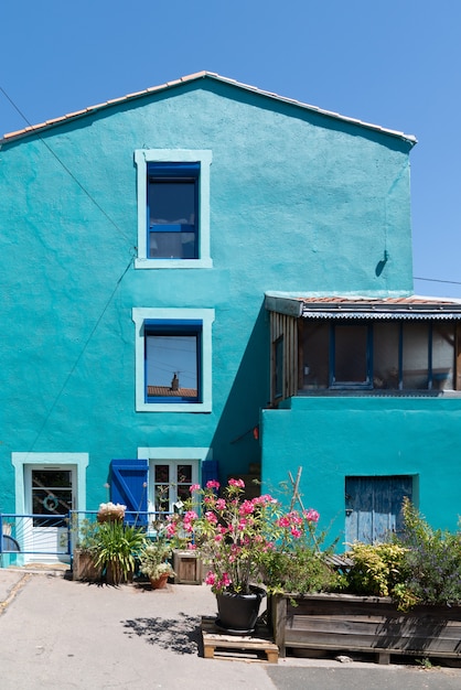 Trentemoult village colorida casa verde azul en Francia Bretaña Nantes