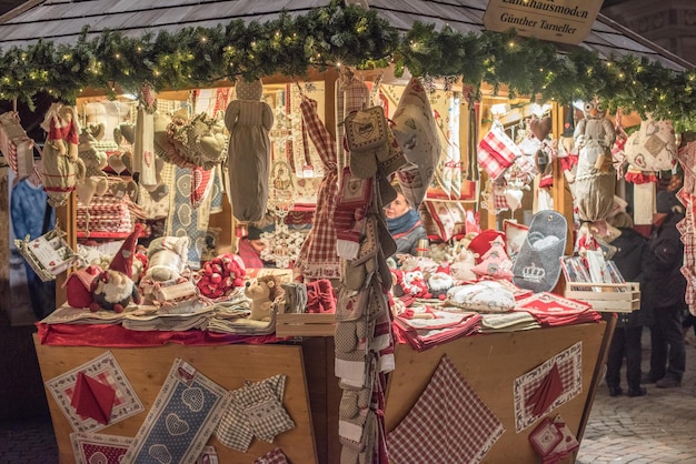 TRENTO, ITALIA - 1 de dezembro de 2015 - Pessoas no tradicional mercado de Natal