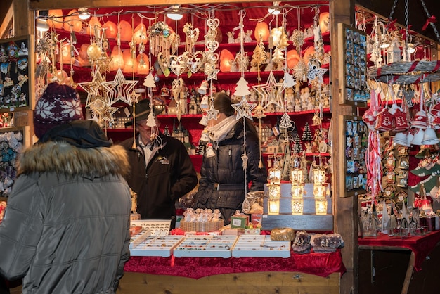 TRENTO, ITALIA - 1 DE DICIEMBRE DE 2015 - Gente en el mercado tradicional de Navidad