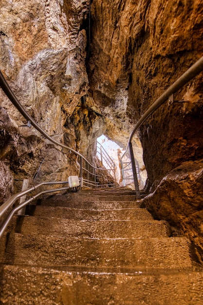 Treppe für speläologische Besuche in Kalksteinhöhlen