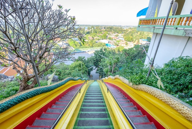 Treppe hinunter in Wat Tham Sua