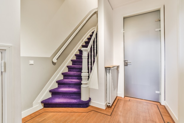 Treppe im luxuriösen Flur sieht elegant aus