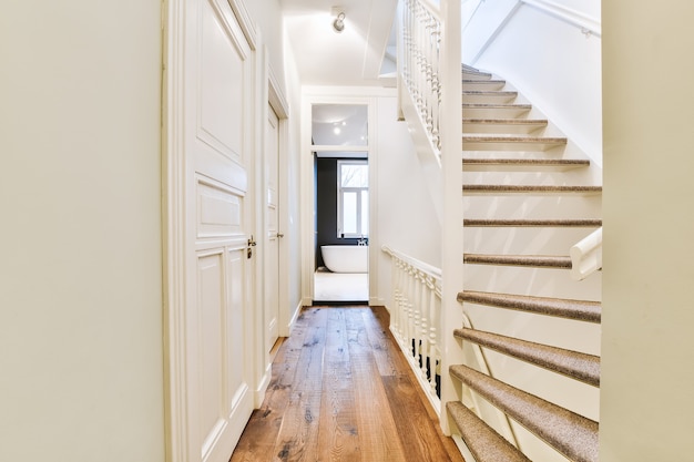 Treppe im luxuriösen Flur sieht elegant aus