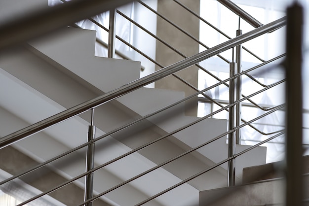 Treppe in einem Gebäude mit Metallgeländer