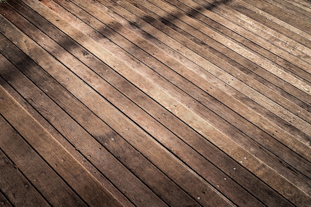 Treppe mit Schatten Draufsicht auf eine Treppe mit Holzstufen und Metallgeländer Lichtspiel