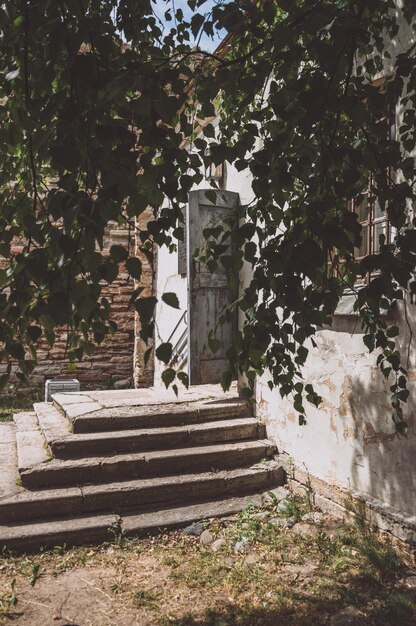 Treppe und Tür in einem alten Steinhaus