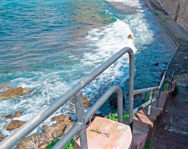 Treppe zu den Felsen in Alghero