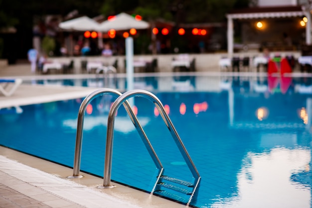 Treppe zum Pool im Hintergrund des Hotels.