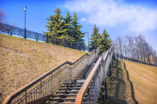 Treppe zum Volzhsky Boulevard und Fichten Kineshma Ivanovo Region