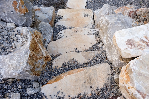 Treppen aus Naturstein. Strukturierter Auszug