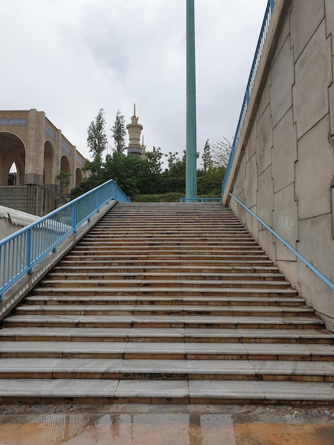 Treppen führen hinauf zur Moschee