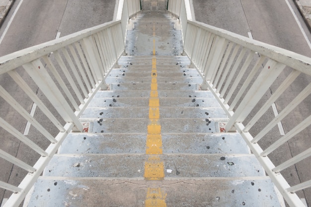 Treppen gehen von der Überführung herunter