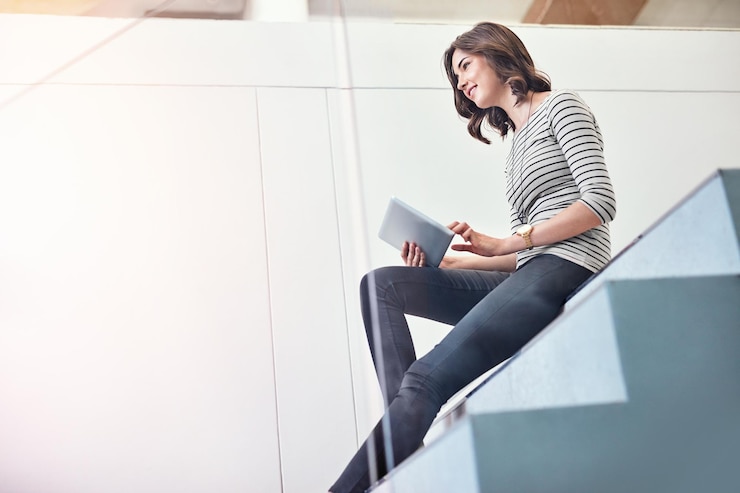 Foto treppen tablet und denken mit designer frau im kreativen arbeitsplatz für verwaltung oder planung geschäftsidee und wed design mit glücklichen mitarbeitern auf den stufen im büro für zukunft oder vision