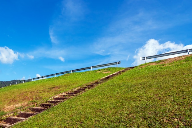 Treppenhaus auf der Wiese mit blauem Himmel