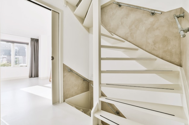 Treppenhaus im minimalistischen Stil