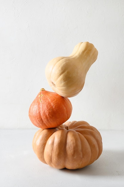 Foto três abóboras equilibradas para o halloween ou o dia de ação de graças