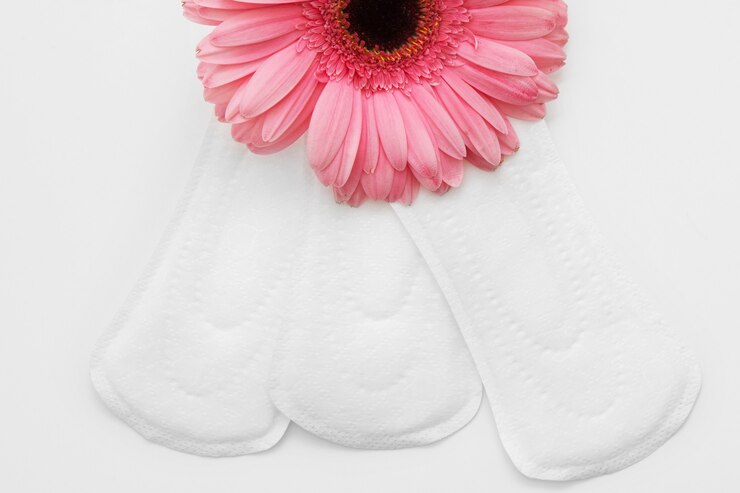 Três absorventes higiênicos brancos macios, aplicação plana. Cuidados de saúde íntimos femininos e conforto, conceito de proteção.