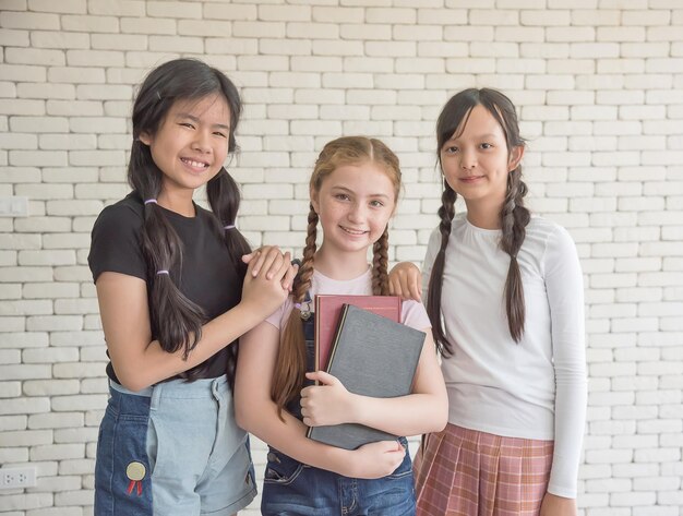 Tres alumnas de una escuela internacional se levantan para prepararse para el examen