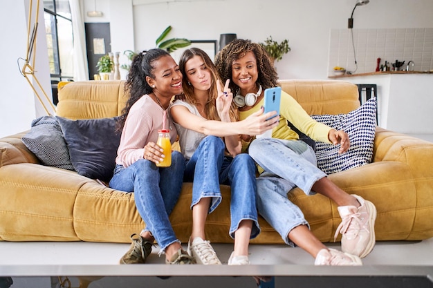 Três amigas felizes tirando selfie sorridente e se divertindo em casa mulheres engraçadas usando celular sm